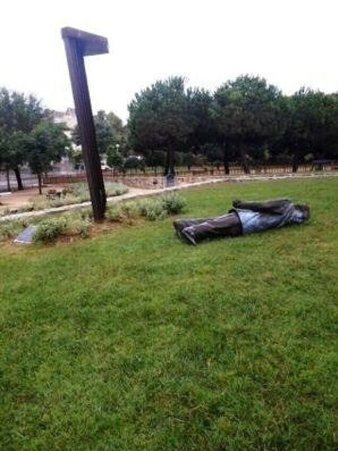 Foto: Desconocidos derriban la estatua de Pujol.