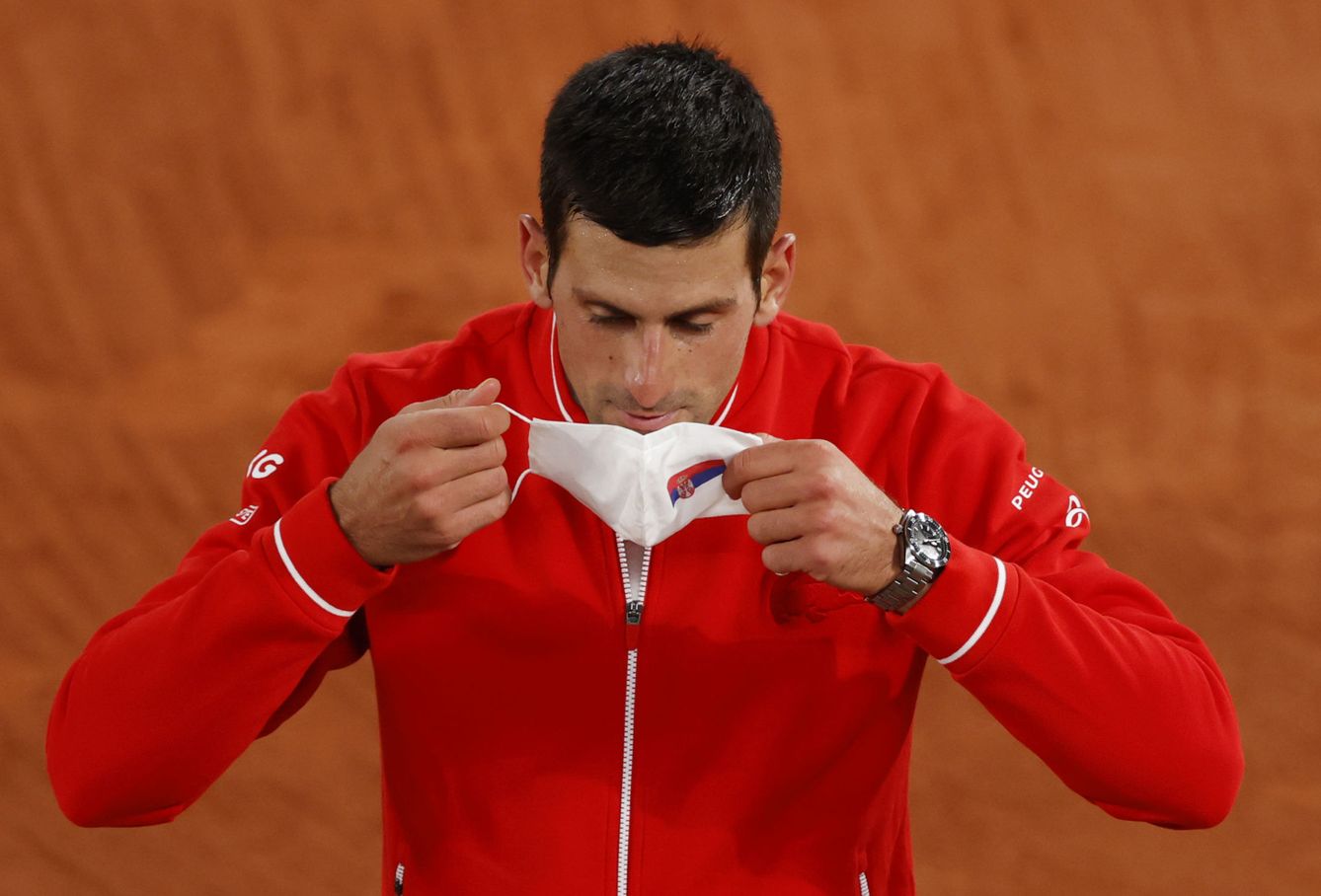 Djokovic se pone la mascarilla tras ganar en tercera ronda al colombiano Galán. (Reuters)