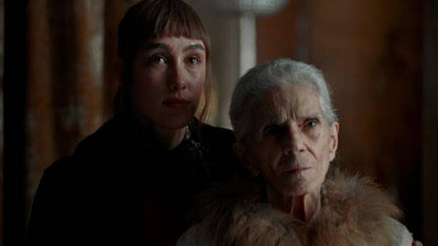 Almudena Amor y Vera Valdez en 'La abuela', de Paco Plaza. (Sony)