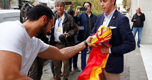 Foto: Momento del altercado entre el rapero Valtònyc y el número dos de Vox por Girona. (Reuters)