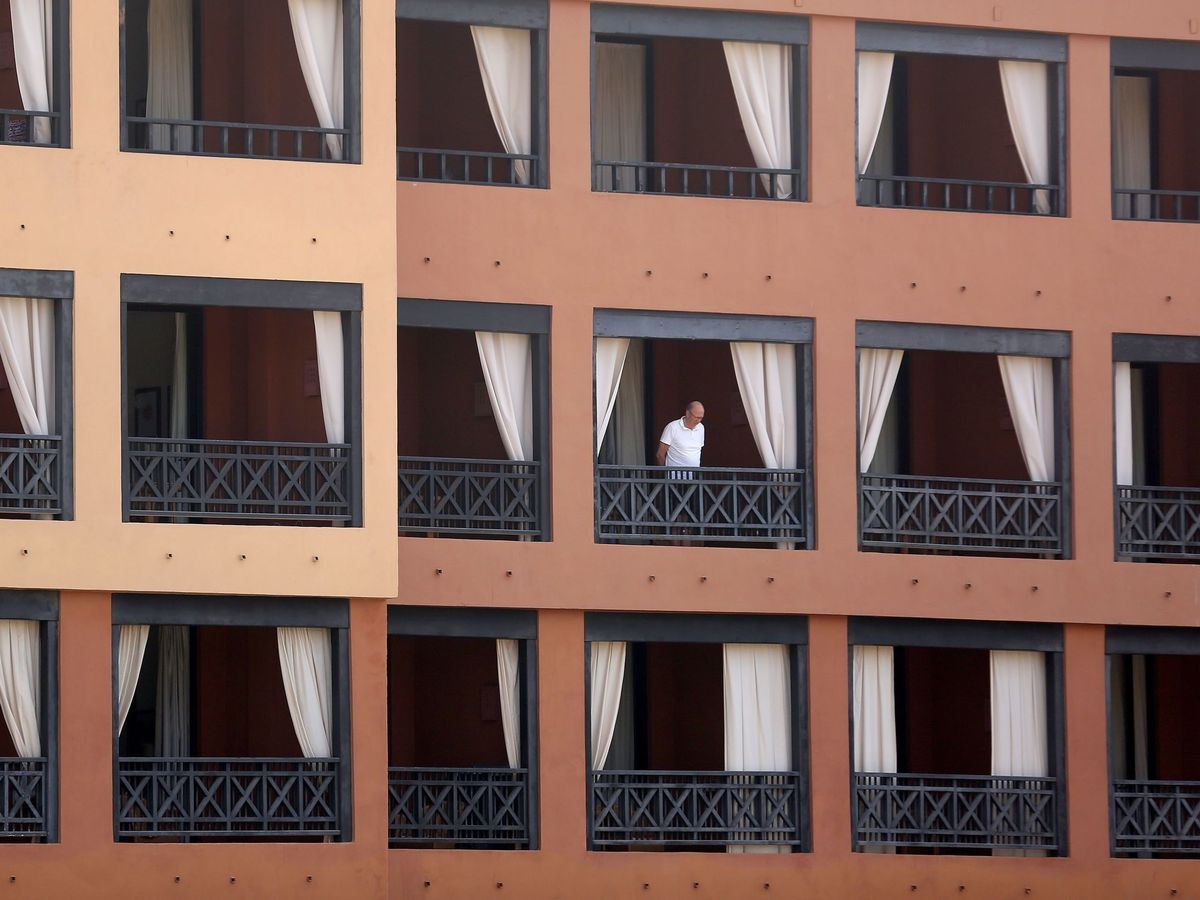 Foto: Un turista se asoma al balcón en el hotel en aislamiento en Tenerife. (EFE)