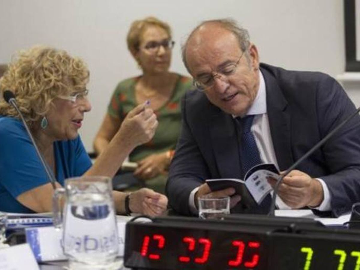 Foto: Pedro Corral del PP discute con la entonces alcaldesa de Madrid, Manuela Carmena.