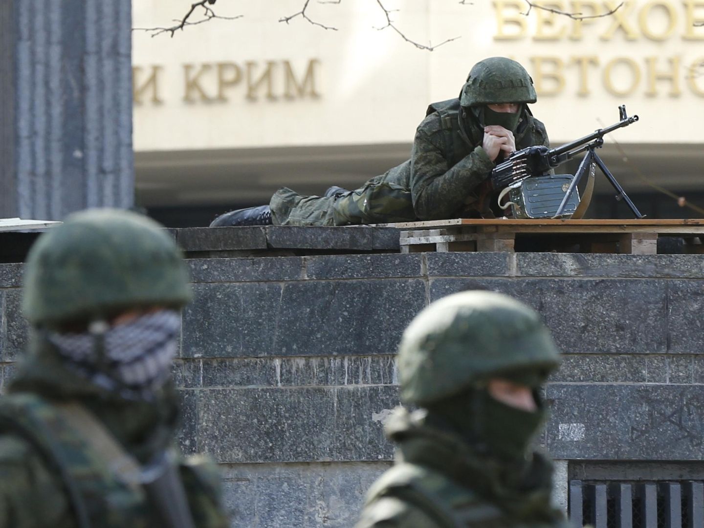 Hombres armados rodean el Parlamento de Crimea en Simferópol (Reuters).