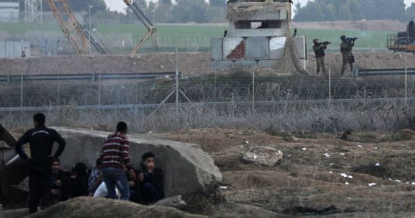 Foto: Soldados israelíes lanzan gas contra una protesta en la Franja de Gaza. (EFE)