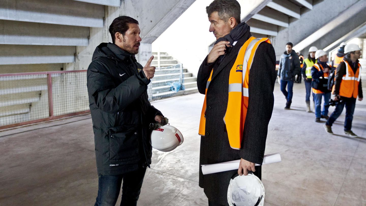 Simeone y Gil Marín, en una visita a las obras del nuevo estadio. (EFE)