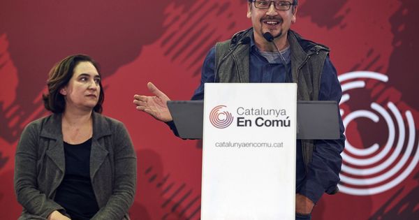 Foto: El cabeza de lista de Catalunya en Comú-Podem, Xavier Domènech (d), junto a la alcaldesa de Barcelona, Ada Colau (i), interviene durante la asamblea de Catalunya en Comú que votó su lista electoral. (EFE)