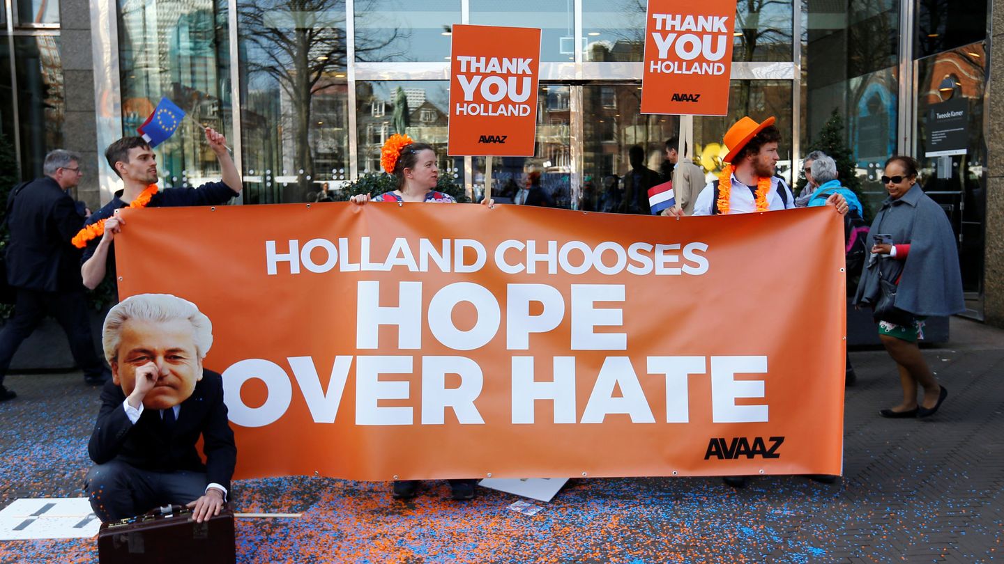 Miembros del grupo activista AVAAZ protestan frente al Parlamento holandés en La Haya, el 16 de marzo de 2017. (Reuters)