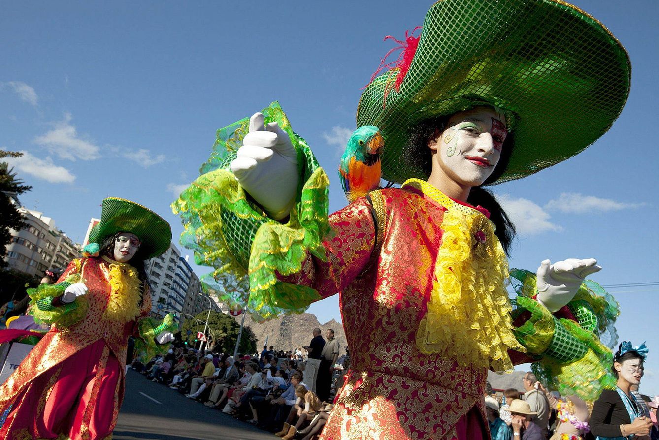 Componentes de la murga infantil en el Coso del Carnaval de Tenerife de 2012. (Efe)