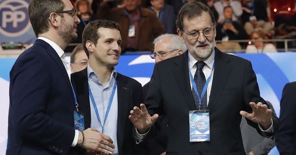 Foto: Mariano Rajoy, presidente del Gobierno y del PP (d), junto a los vicesecretarios Javier Maroto (i) y Pablo Casado (c), esta tarde en la primera jornada del XVIII Congreso nacional del partido. (EFE)