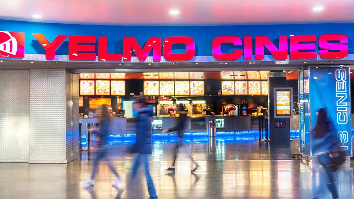 Denuncian a Yelmo Cines por su "cláusula abusiva" de acceso: ¿pueden prohibirte entrar con comida y bebida al cine?