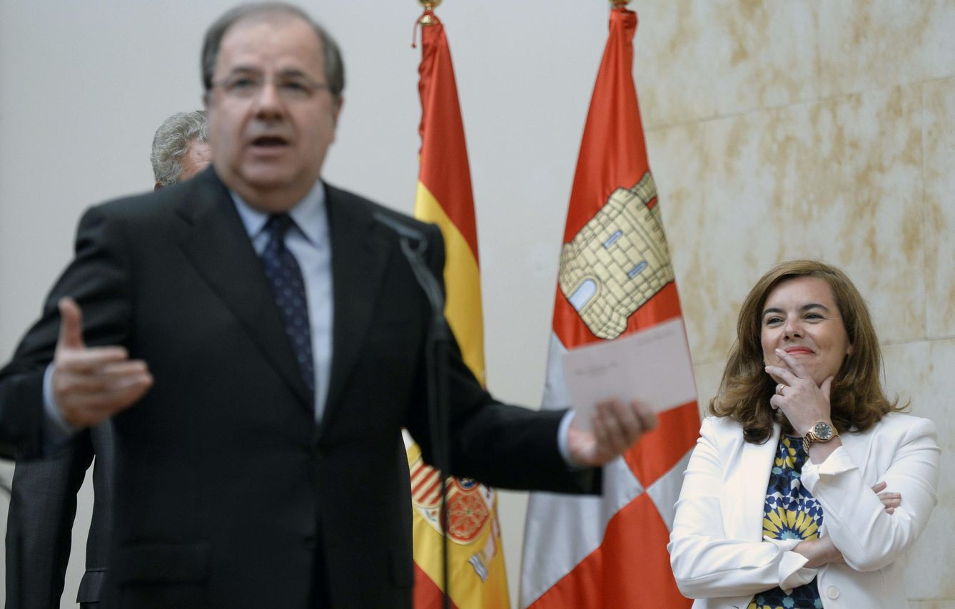 Juan Vicente Herrera y Soraya Sáenz de Santamaría, durante la toma de posesión del primero como presidente de Castilla y León. (EFE)