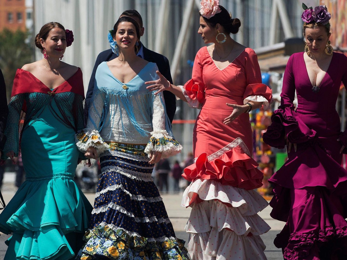 Inés Arrimadas pasea junto con las diputadas Lorena Roldán y Sonia Sierra, durante la visita a la caseta de su partido en la Feria de Abril en Barcelona. (EFE)