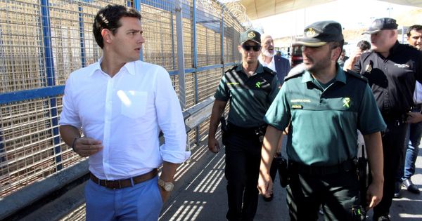 Foto: El presidente de Ciudadanos, Albert Rivera, acompañado de miembros de la Guardia Civil, durante su visita a la valla de Ceuta. (EFE)