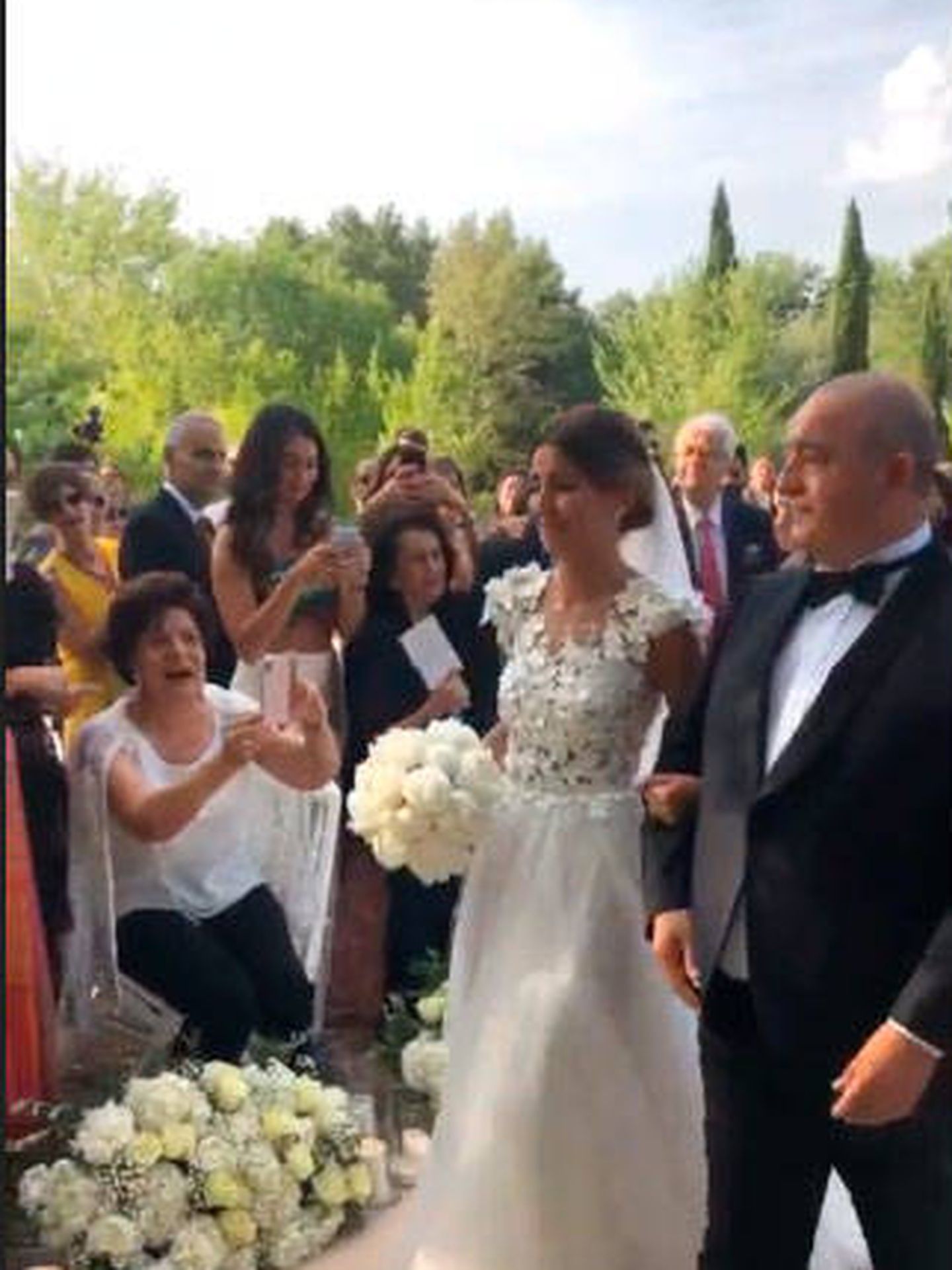 Alexandra Pereira del brazo de su padre en su boda. (IG)