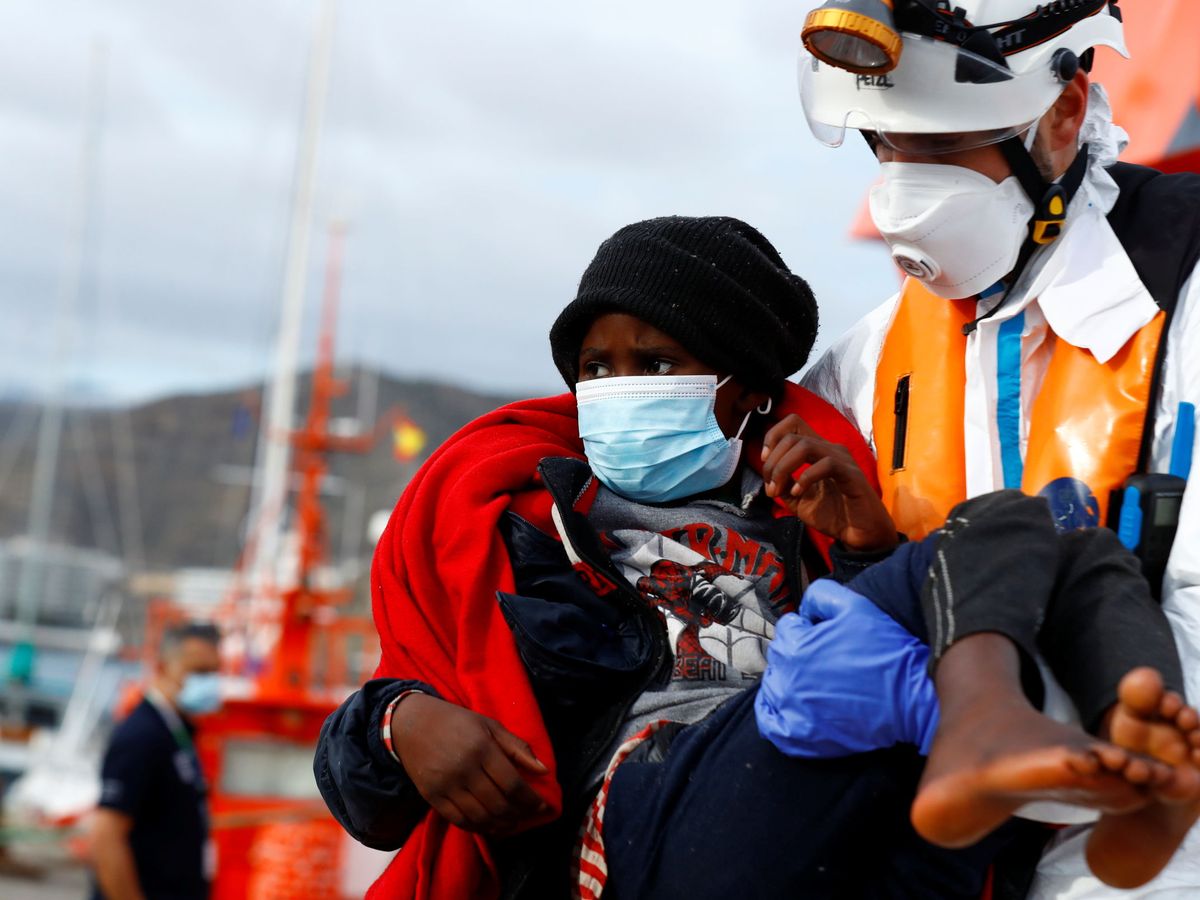 Foto: Una familia de migrantes, a su llegada al puerto de Arguineguín (Gran Canaria). (Reuters)
