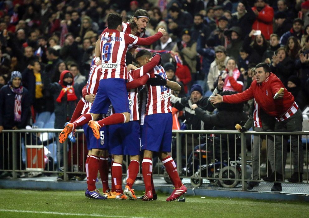 Foto: Los jugadores del Atlético celebran un tanto en el Calderón (Reuters).