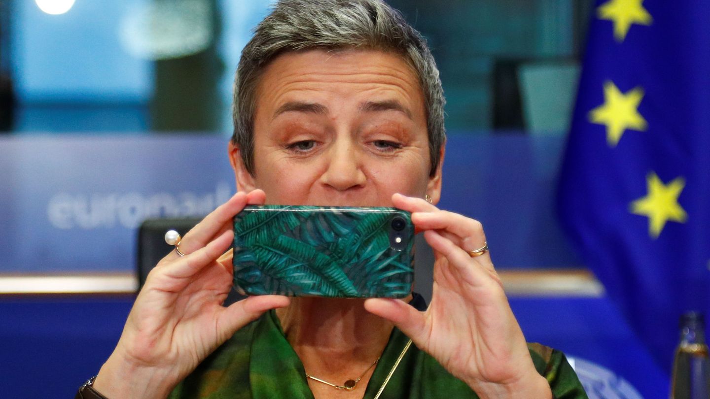 Vestager saca una foto durante su audiencia como vicepresidenta ejecutiva de la Comisión Europea. (Reuters)