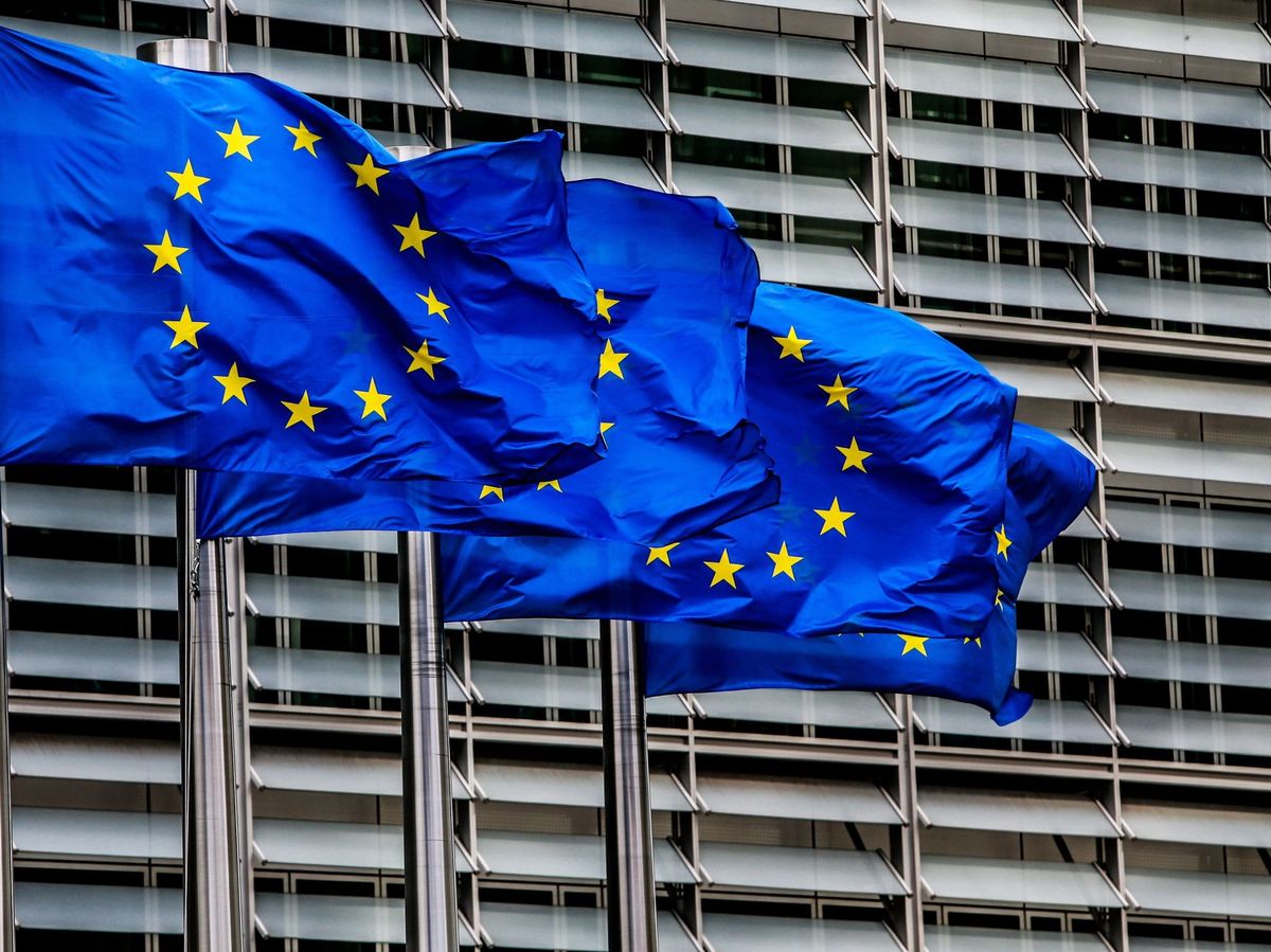 Foto: Banderas de la Unión Europea (UE) ondean frente a la sede de la Comisión Europea. (EFE) 