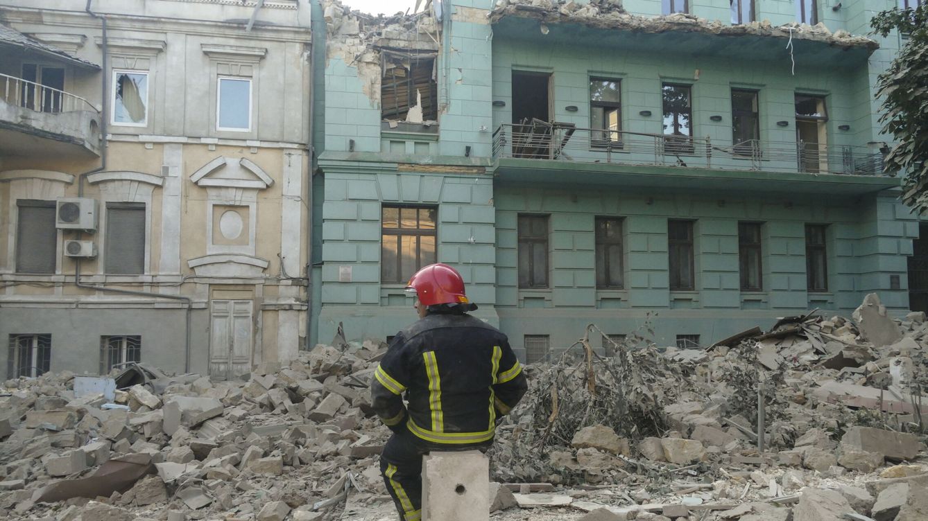 Foto: Un miembro del equipo de rescate descansa cerca de un edificio residencial dañado por los bombardeos en Krivi Rig. (EFE/Igor Tkachenko) 