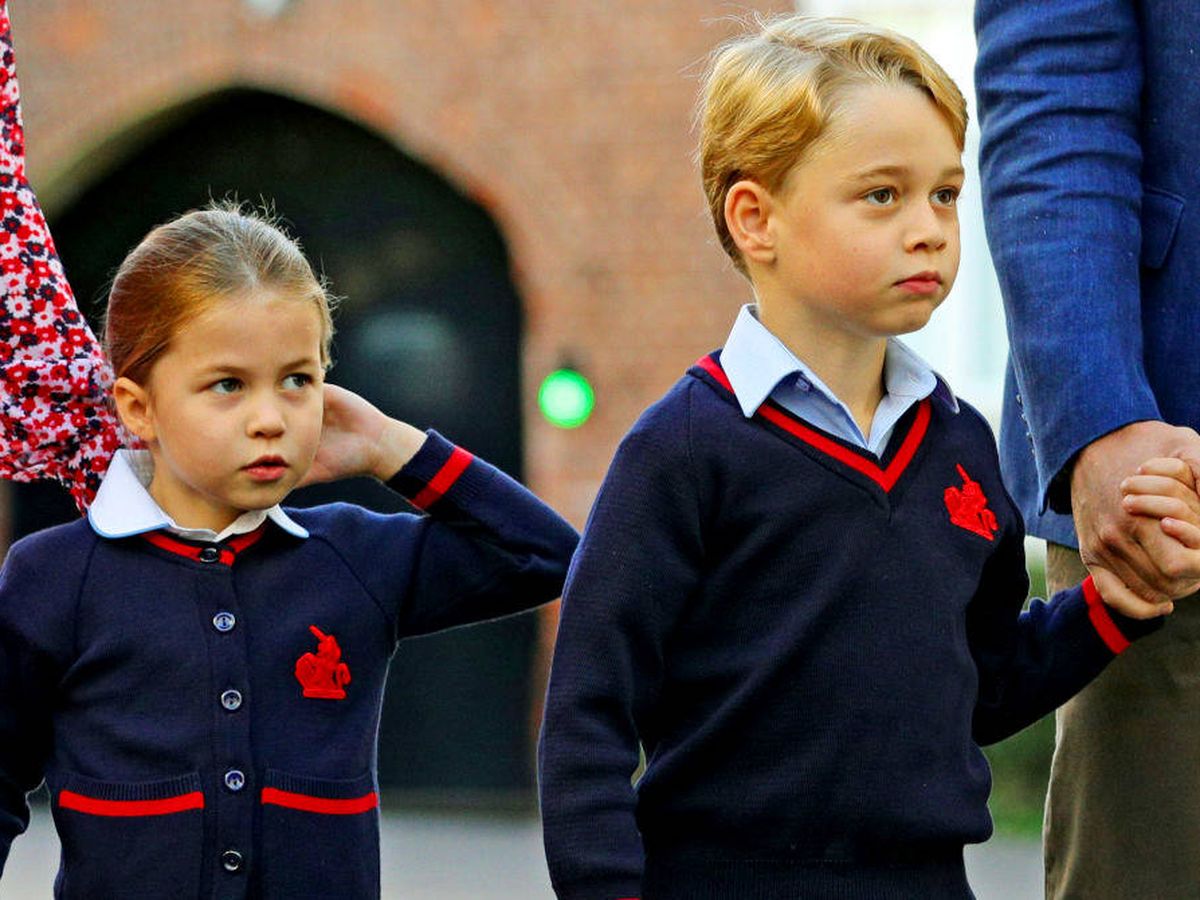 Foto: George y Charlotte, en su primer día de clase. (Getty)