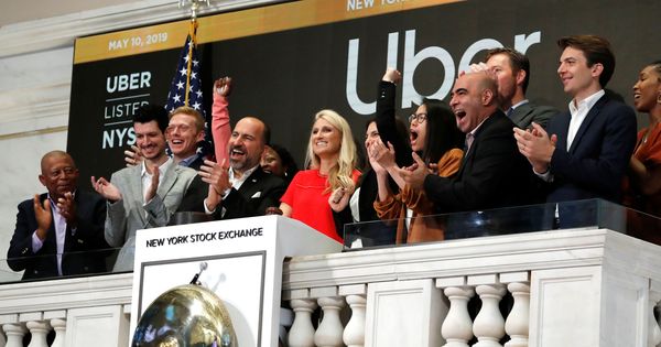 Foto: El CEO de Uber, Dara Khosrowshah, inaugura la sesión de Wall Street en la salida a bolsa de la compañía. (Reuters)