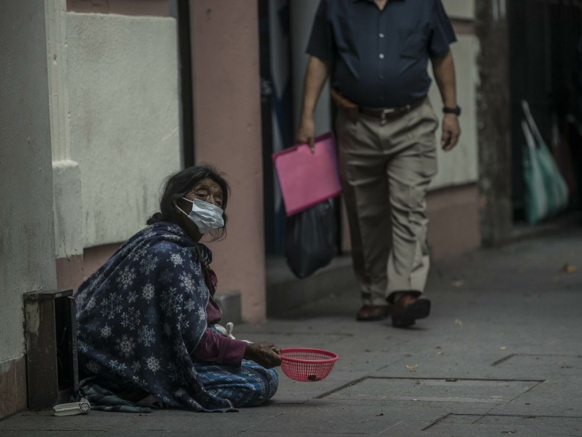 Foto: Una mujer pide dinero en Ciudad de Guatemala. (EFE/Esteban Biba) 