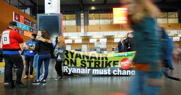 Foto: Ryanair no tendrá que pagar compensaciones a sus pasajeros afectados por la huelga (EFE/José Villalgordo)