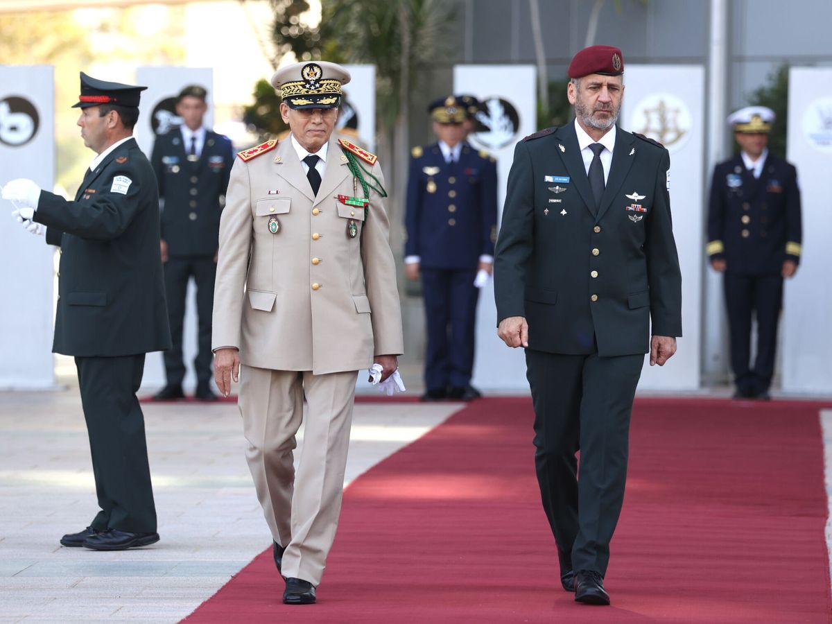Foto: El comandante en jefe de las Fuerzas Armadas israelí, Aviv Kochavi, da la bienvenida al inspector general de las Fuerzas Armadas reales de Marruecos, el teniente genneral  Belkhir El Farouk, en Israel, en septiembre de 2022. (EFE/Abir Sultan)