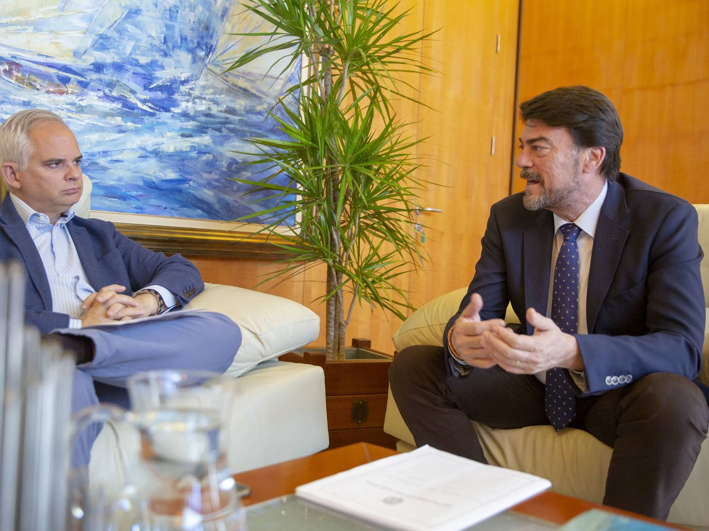 Luis Barcala (d), con el director general de El Confidencial, Alberto Artero. (Marga Ferrer)