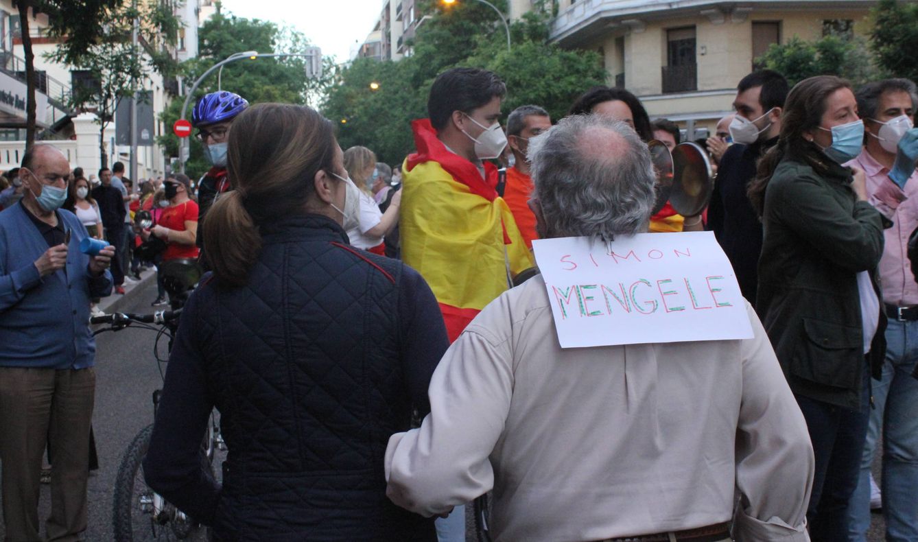 Un manifestante con un cartel contra Fernando Simón. (B. Tena)