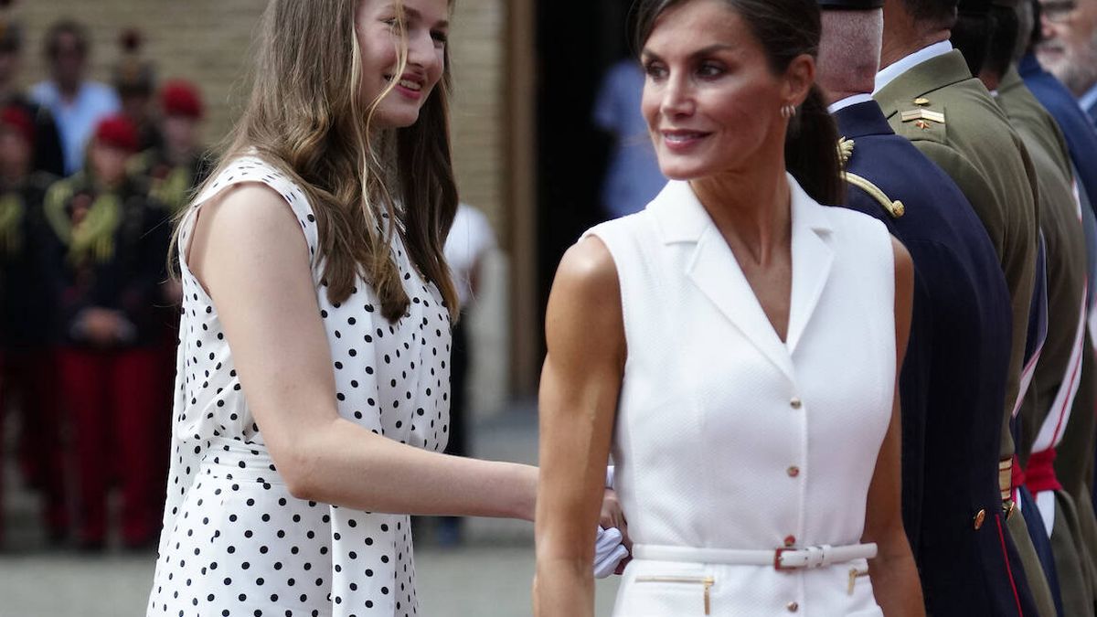La reina Letizia acompaña a su hija, la princesa Leonor, en su debut en Zaragoza con un diseño de la que fuera su firma de confianza