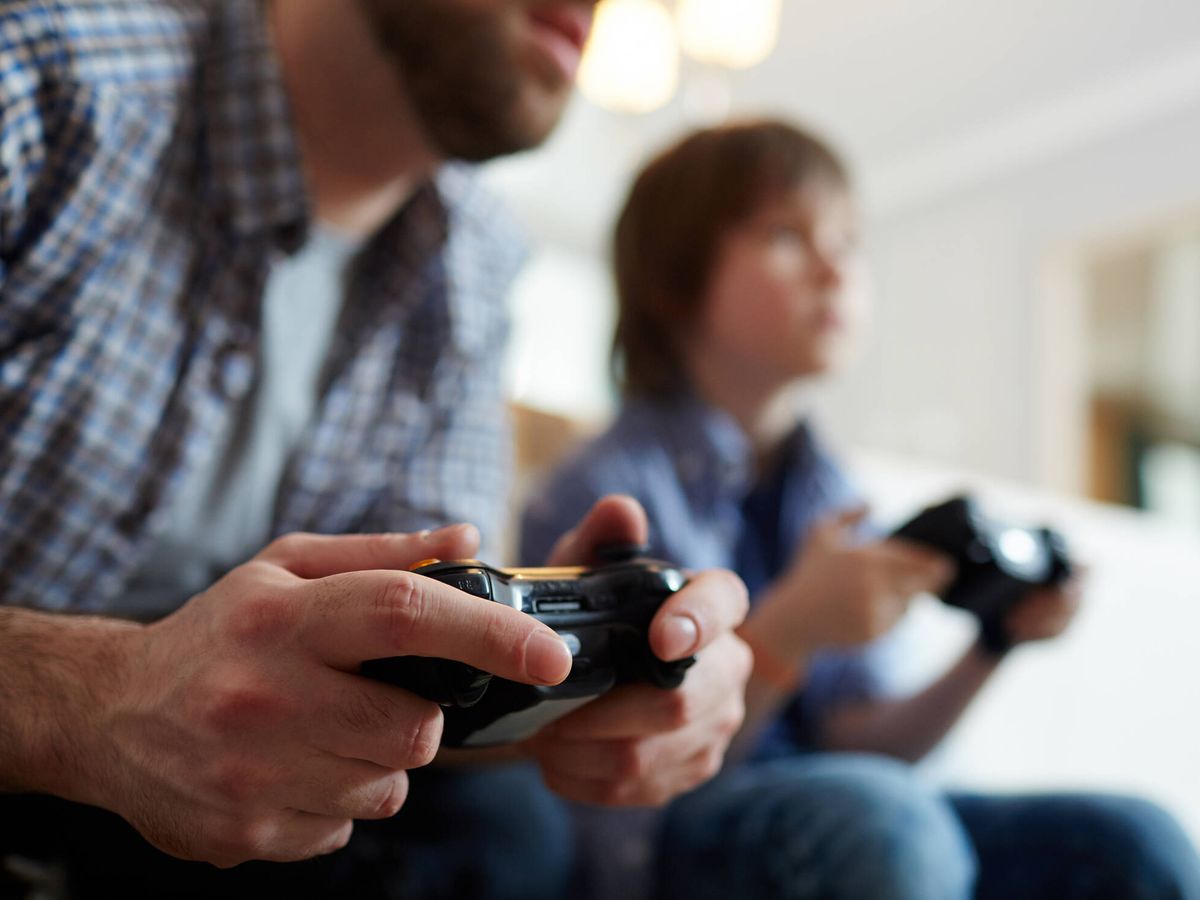 Foto: Imagen de archivo de dos personas jugando videojuegos. (Pressfoto)