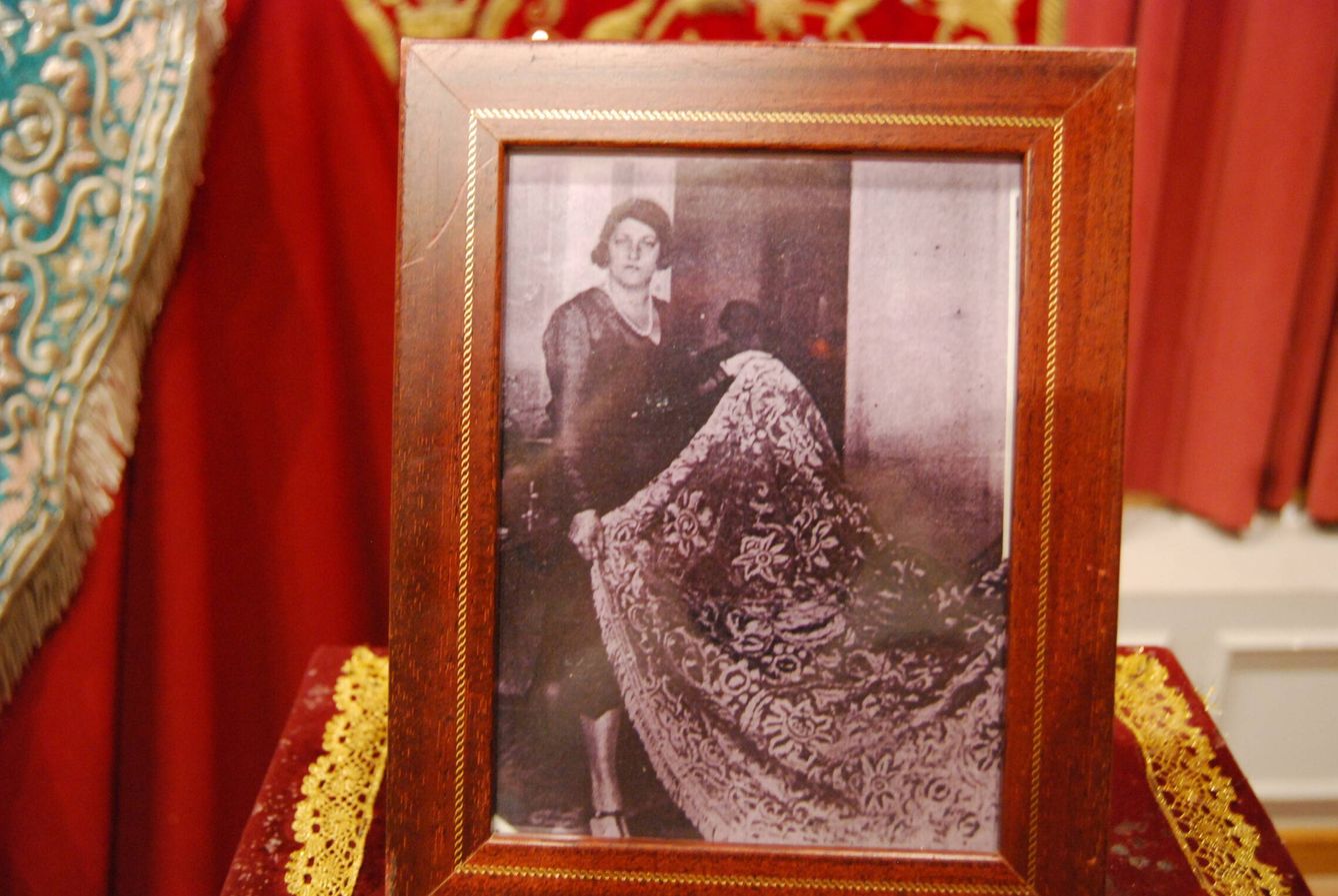 Anita Delgado, con el manto que regaló a la patrona de Málaga. (A.d.G.)