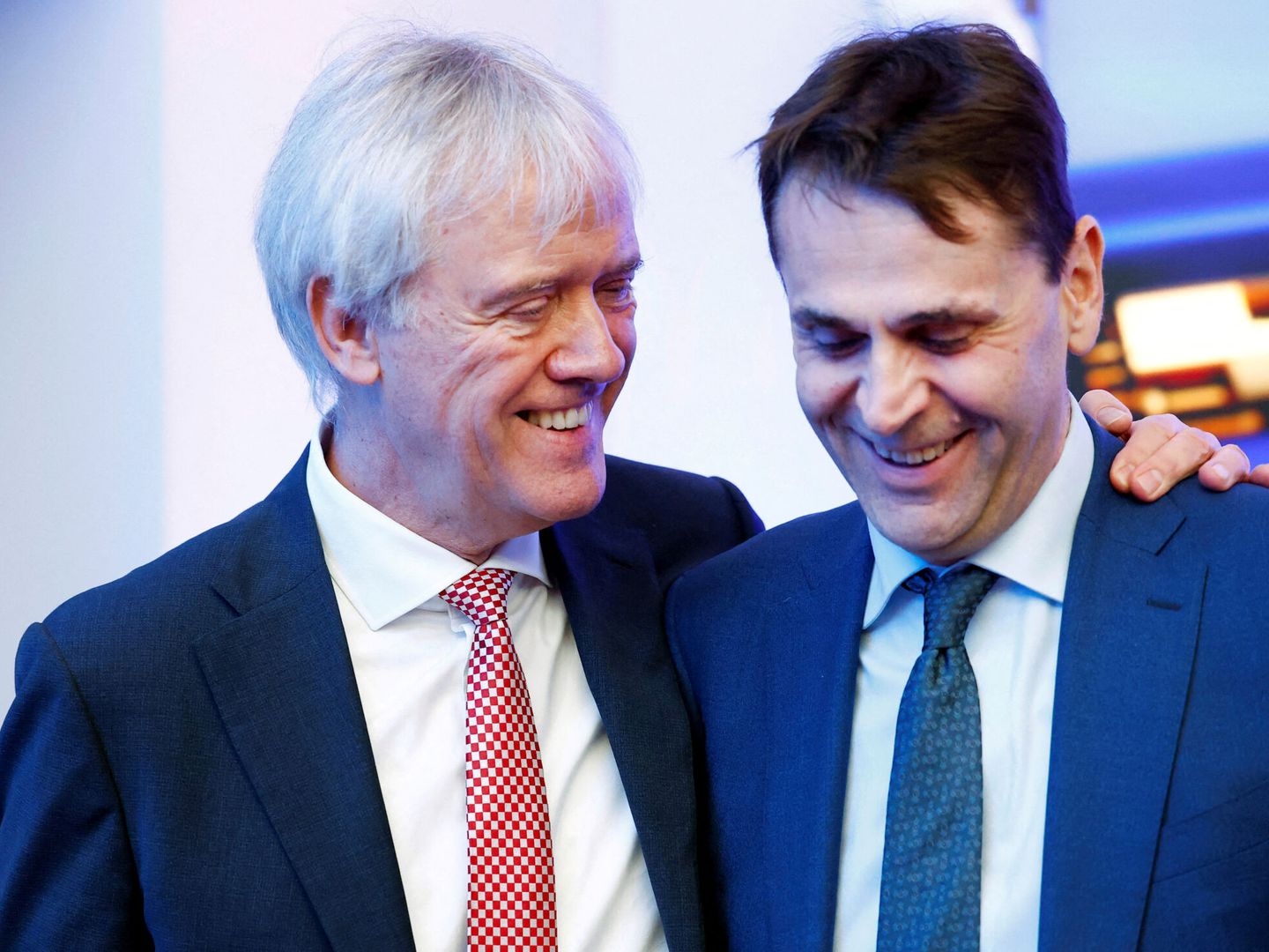 Peter Wennink, ex-CEO de ASML, abraza a Christophe Fouquet, su sucesor, en un evento a principios de año. (Reuters)