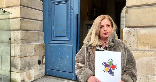 Foto: Consuelo Ordóñez posa en el exterior de las dependencias del Ministerio de Justicia francés en París al término de su reunión con Helene Davo. (EC)