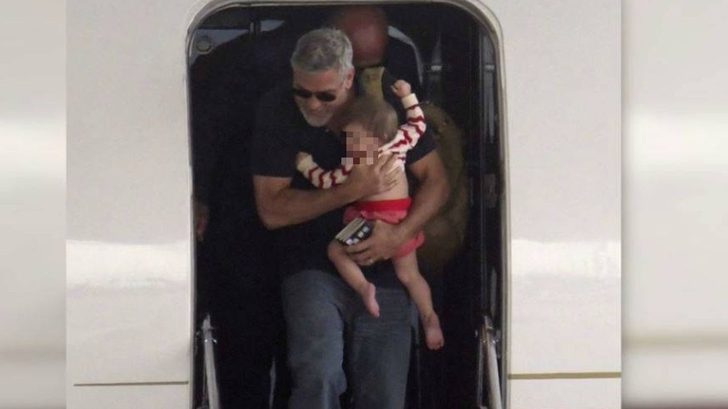 George Clooney, con uno de sus hijos. (Bunte)