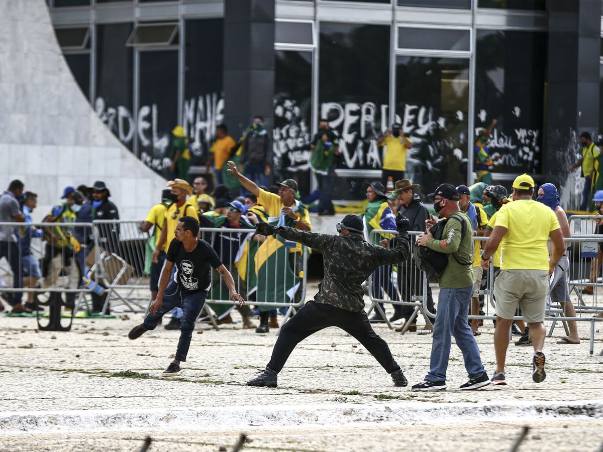 Foto: Policías antidisturbios accedieron este domingo al palacio presidencial de Planalto. (EFE/Marcelo Camargo)