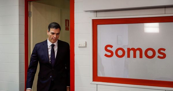 Foto: Pedro Sánchez, antes de su rueda de prensa en la sede del PSOE. (EFE)