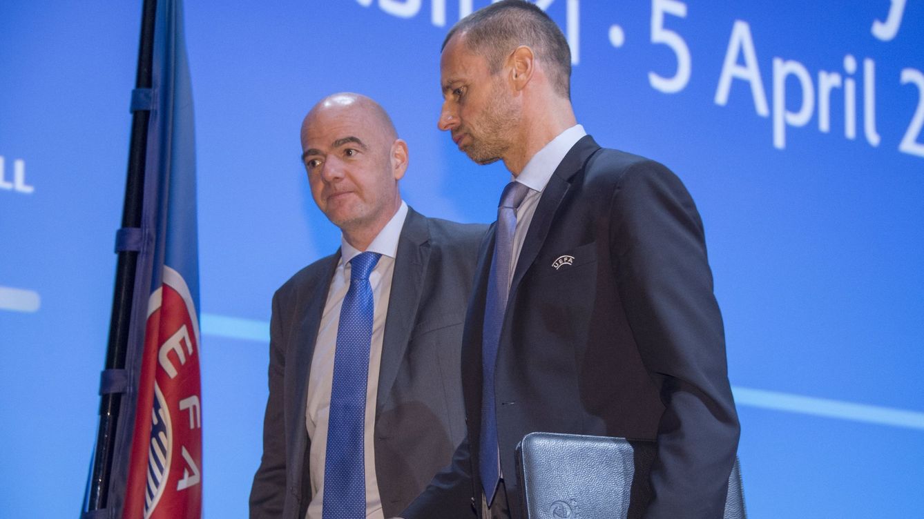 Foto: El presidente de la UEFA, Aleksander Ceferin (dcha), conversa con el responsable de la FIFA, Gianni Infantino. (EFE)