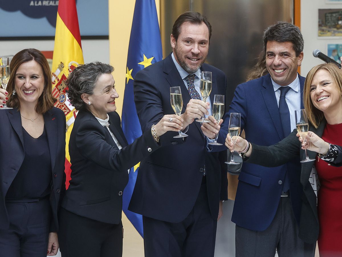 Foto: Óscar Puente y Carlos Mazón firman un acuerdo para la ampliación del Puerto de Valencia (Europa Press/Rober Solsona) 