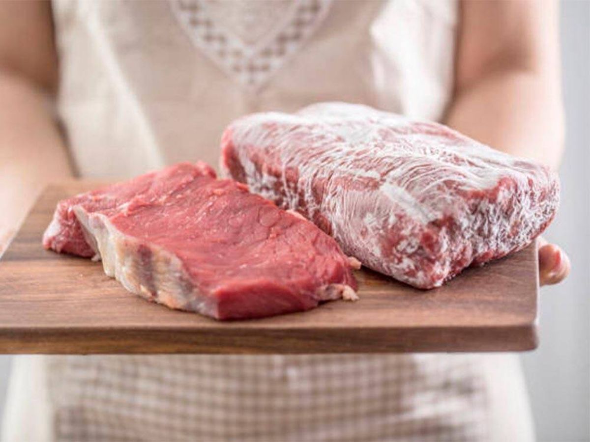 Foto: Congelar la carne el mismo día que caduca: ¿es buena idea? (iStock)
