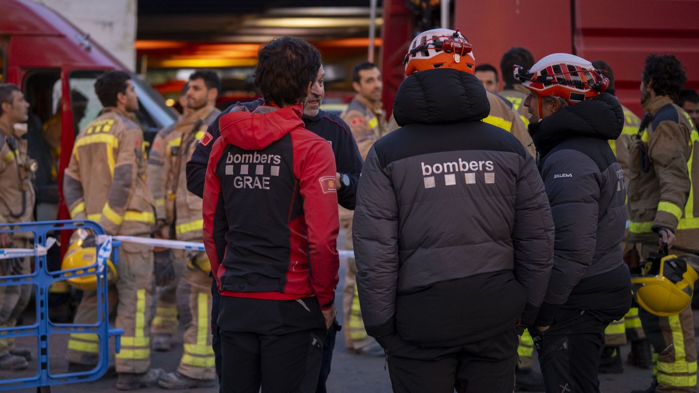 Varios bomberos de la Generalitat de Cataluña. (Europa Press/Lorena Sopeña)