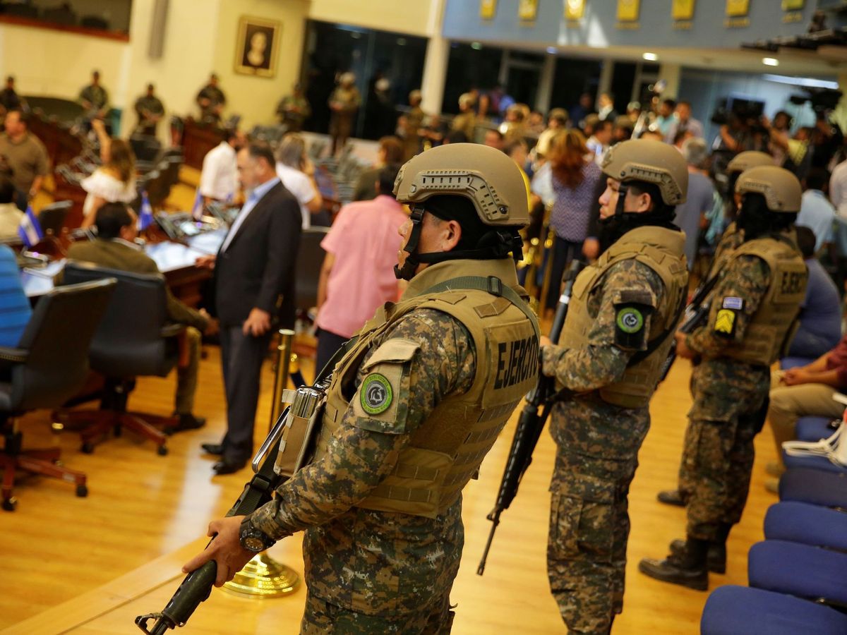 Foto: Militares hacen guardia en el Salón Azul del Palacio Legislativo. (EFE)