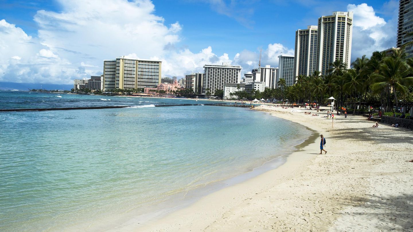 Playa de Waikiki, en Honolulu, cerrada al baño. (Reuters)