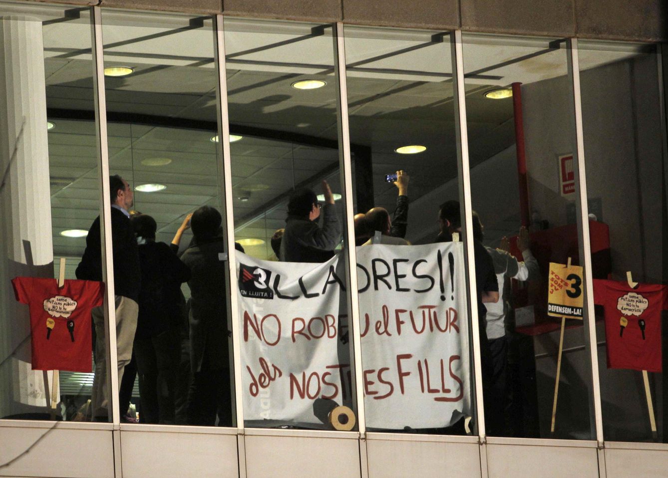Los trabajadores de TV3 se han manifestado, en repetidas ocasiones, a favor de Cerdà. En la imagen, protestan ante los recortes efectuados en el pasado. (EFE)