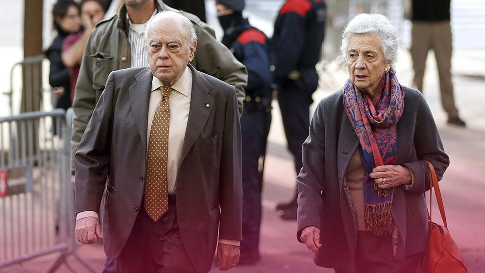 Foto: Jordi Pujol y su mujer, Marta Ferrusola, a la llegada a los juzgados en Barcelona. (Efe)