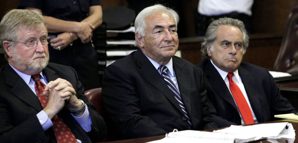 DSK junto a sus abogados en el juicio contra él por agresión sexual. (Efe)