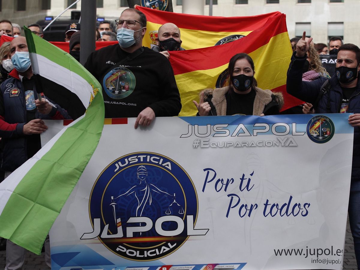 Foto: Concentración de Jupol, organización que apoya a los tres policías expedientados. (EFE)