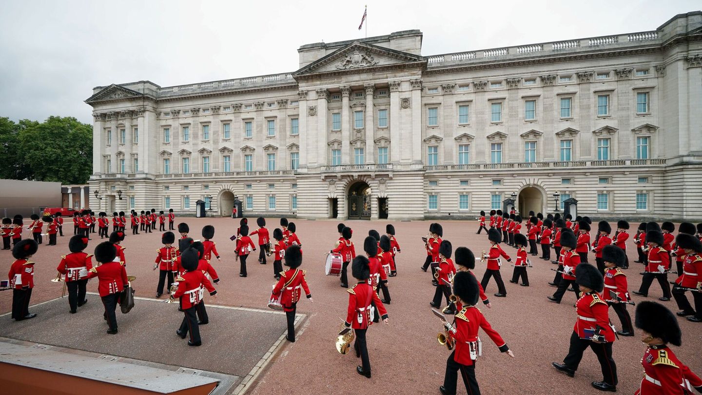 En cambio de guardia es uno de los momentos más esperados en las visitas al palacio de Buckingham. (Reuters/Pool/Yui Mok)