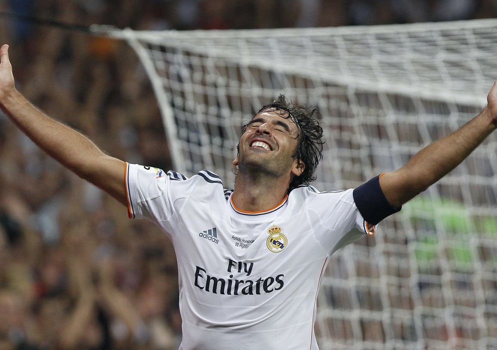 Foto: Raúl celebra su gol en el partido homenaje (Efe).